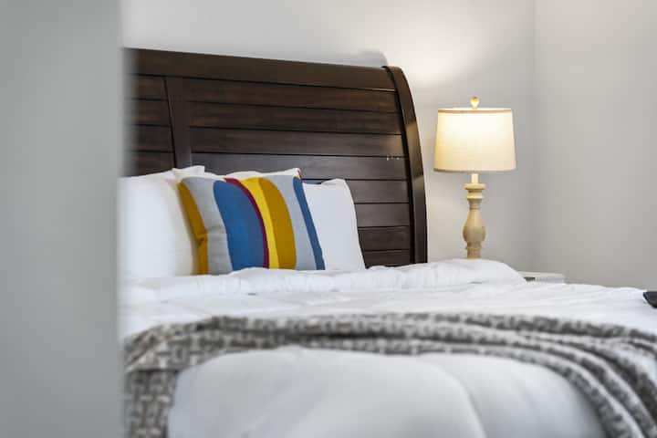 chumba cha kulala #2 hutoa mapumziko yenye utulivu yenye kitanda chenye starehe cha King, fanicha za kifahari na bafu la kujitegemea lenye bafu lenye shinikizo la juu na bideti.