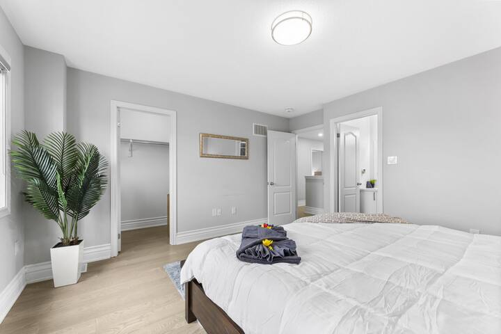 Likizo angavu na yenye starehe ya chumba cha kulala yenye mashuka bora, kwa ajili ya familia au wasafiri wa kibiashara huko Oshawa.