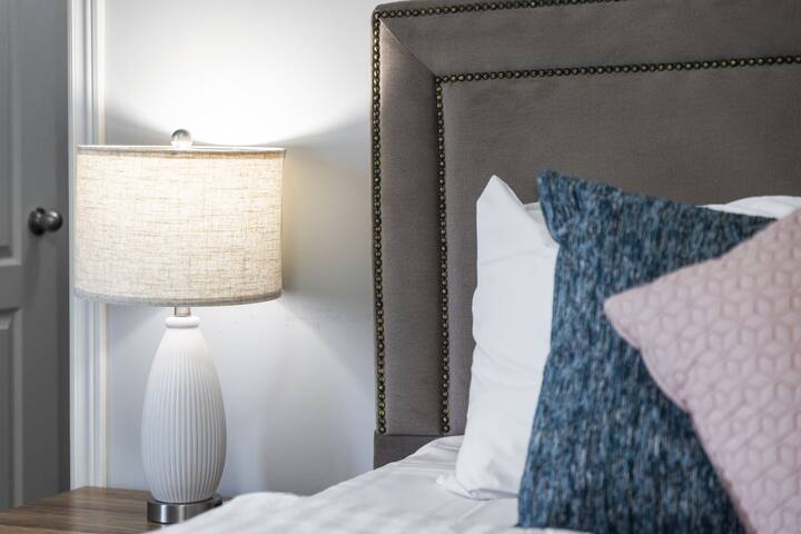 Chumba cha kulala cha Queen #3 kinatoa mapambo maridadi, meza kubwa ya kuvaa na kioo kikubwa ili kuanza siku yako vizuri.