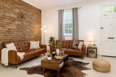 3BR Retro Escape w/ 2E-Scoots • Near ICC & Darling