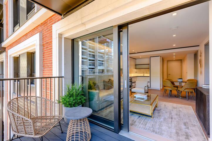 Luxury Living with City Views with Pool and Gym AC gallery image 2