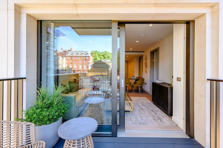 Luxury Living with City Views with Pool and Gym AC