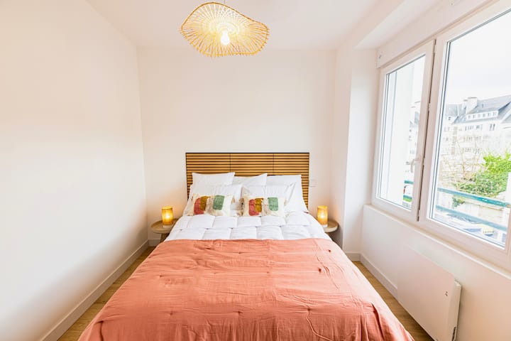 Descansa en una habitación cómoda y relajante, diseñada para noches tranquilas