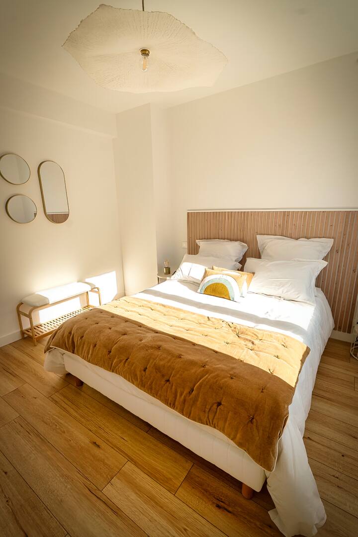 Reposez-vous dans une chambre confortable et apaisante, conçue pour des nuits paisibles