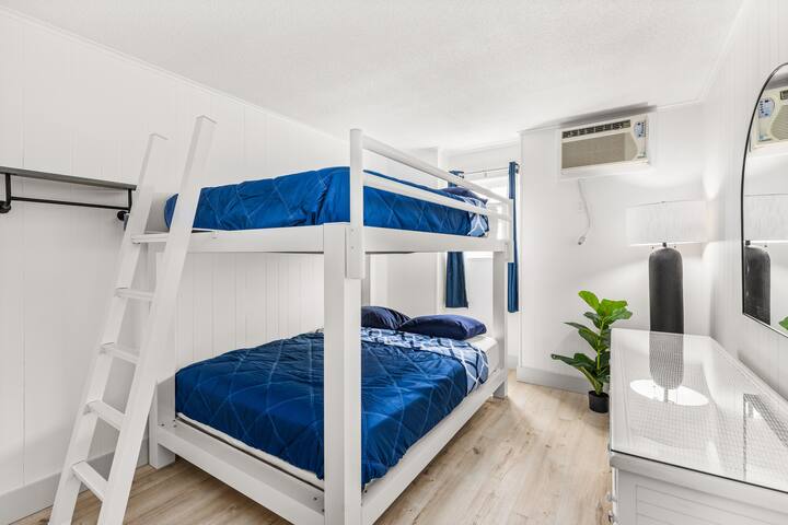 Spálňa 2 - pohodlná poschodová posteľ s manželskou posteľou Queen a manželskou posteľou 