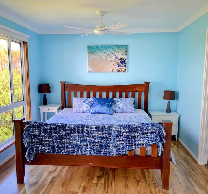 Upstairs Master B/R: King bed with ensuite - sleeps 2