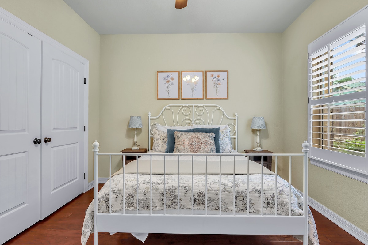 בחדר שינה 3 יש מיטת קווין סייז