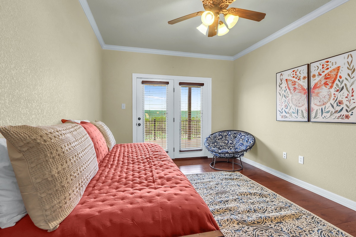 בחדר השינה הרביעי יש מיטה מתקפלת וגישה ישירה לדק האחורי