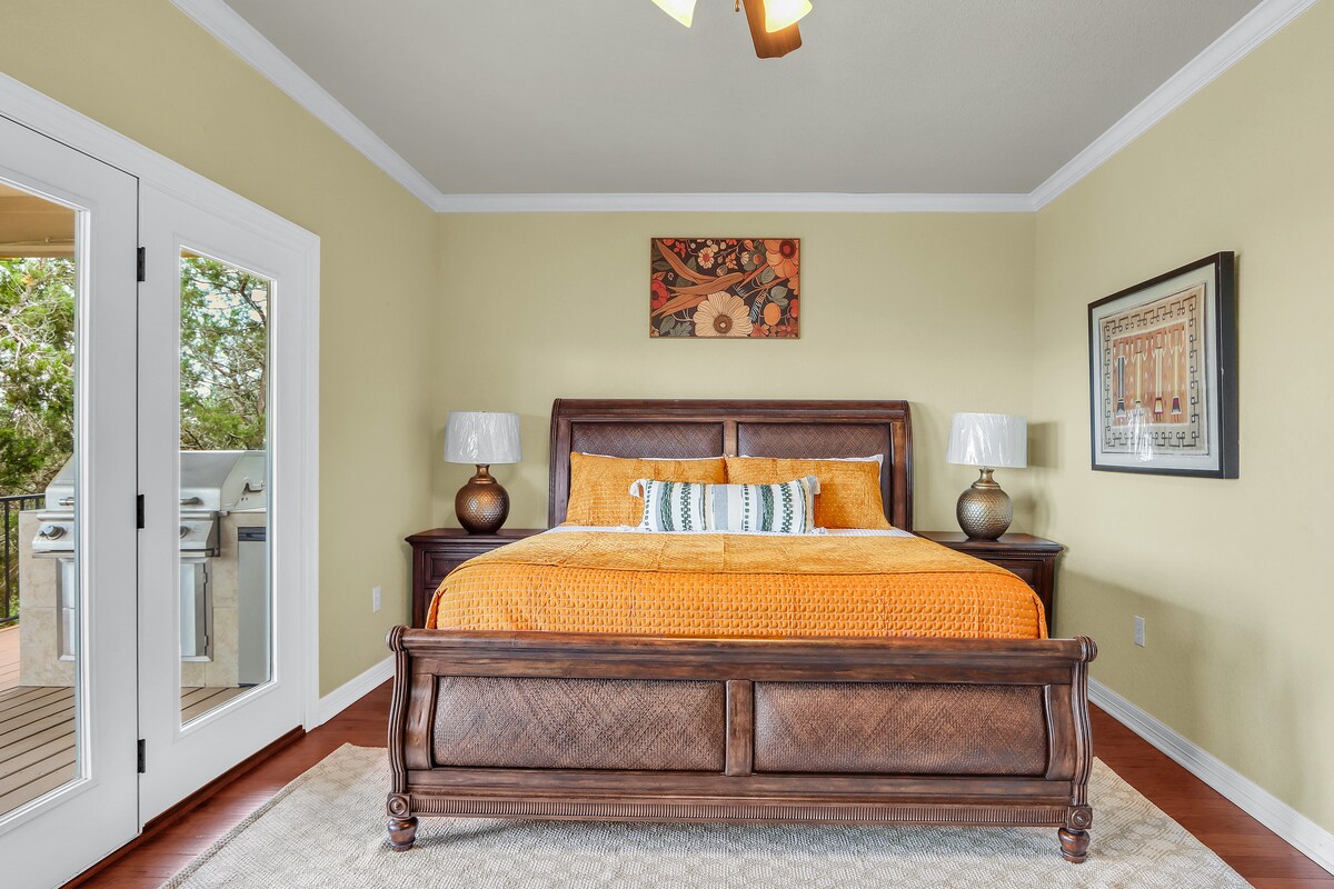 בחדר יש מיטת קינג סייז, חדר רחצה צמוד וגישה ישירה לדק האחורי