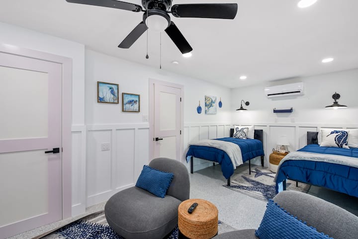 Двоен брачен кревет (широк 150-179 см) со столови за играње