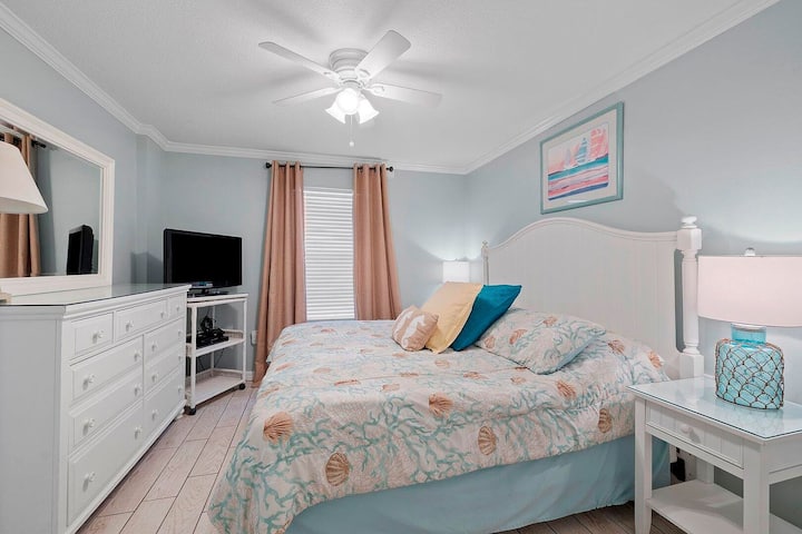 Главна спална соба со брачен кревет (широк 180-220 см)