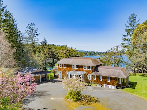 Oceanfront 4BR Home near Nanoose Bay