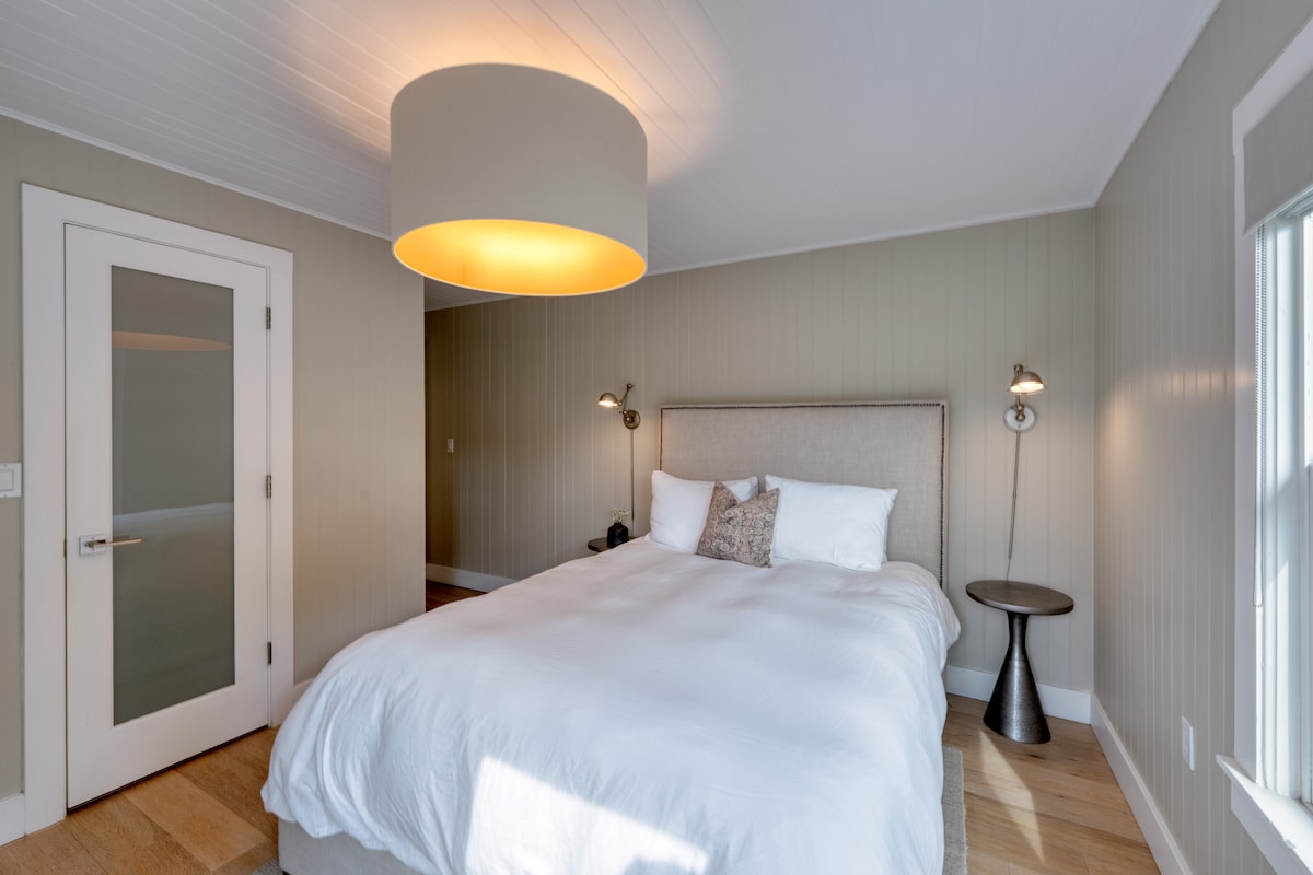 4 საძინებელში არის საწოლი 152 × 203 სმ.