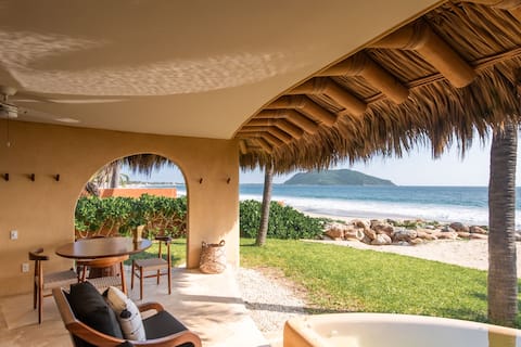Luxurious Tropical Villa Facing the Beach