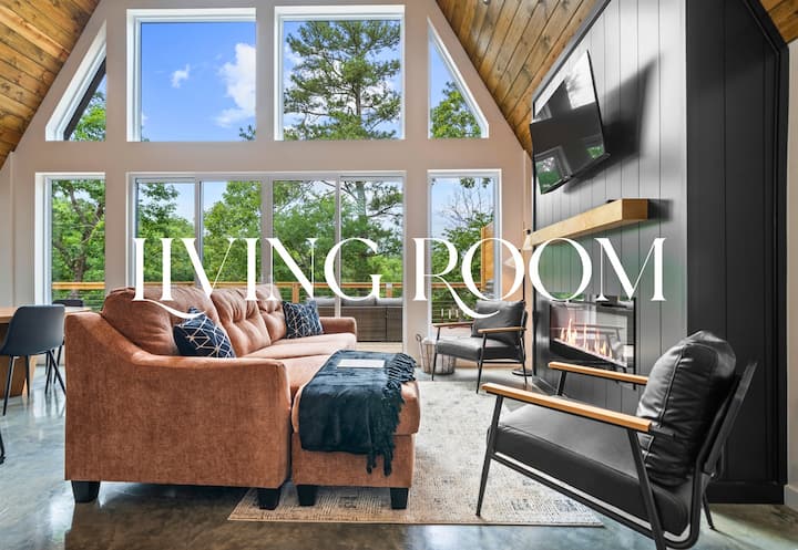 客厅通过纹理装饰、壁炉和线条简洁的现代家具达到了舒适的平衡。