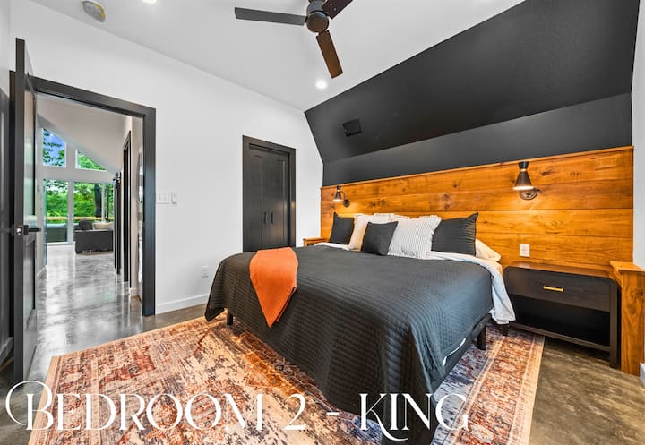 第二间加大双人床卧室采用质朴的木质装饰和深色调，营造出温馨舒适的氛围，让您放松身心。