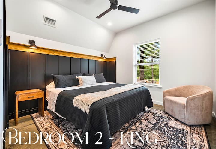 2号卧室配有另一张柔软的加大双人床、时尚的装饰墙和舒缓的色调，让您享受悠闲的住宿体验。