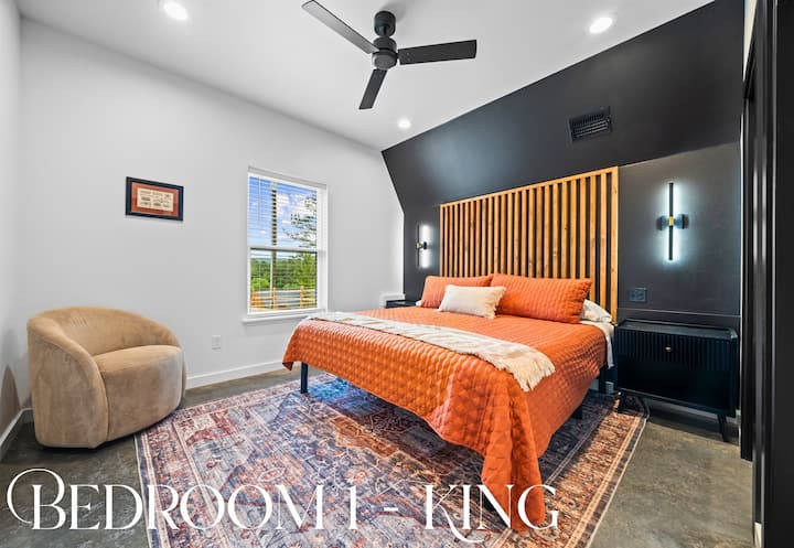 第一间加大双人床卧室配有柔软的床上用品、温暖的木质色调，简约恰到好处，让您安心入睡。