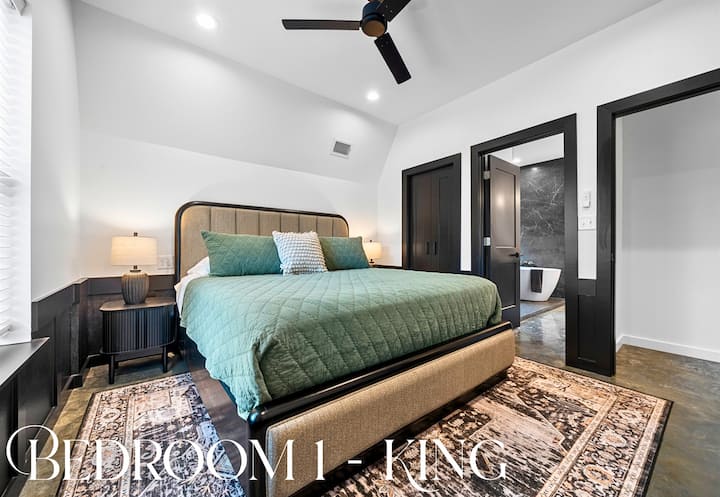 特大号套房结合了简洁的线条、深邃的色调和豪华的床上用品，为您打造完美的一天结束时休憩的空间。