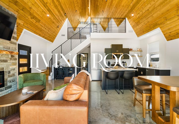 客厅设有超大窗户、舒适的家具和木质天花板，宽敞而不失暖心。