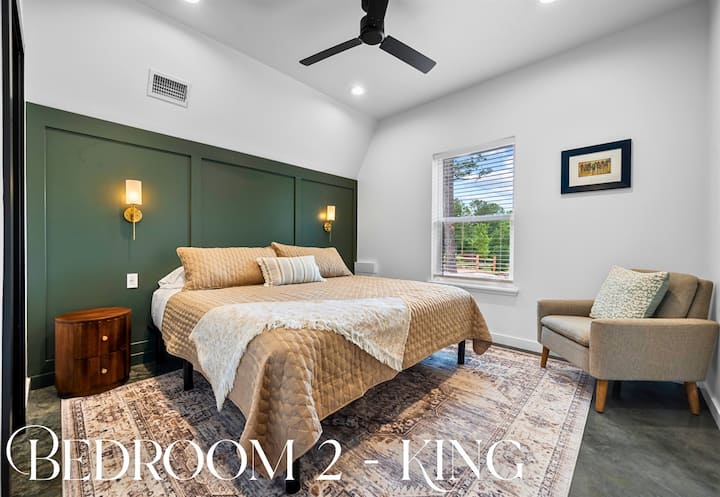 第二间卧室明亮迷人，配有一张额外的加大双人床，色调中性，配有毛绒床上用品。