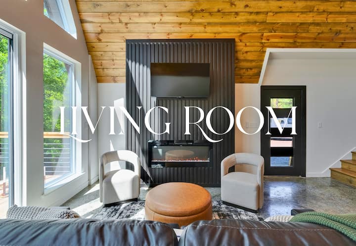 这间客厅自然采光充足，配有舒适的座椅，是早晨放松身心或电影之夜的理想休闲空间。