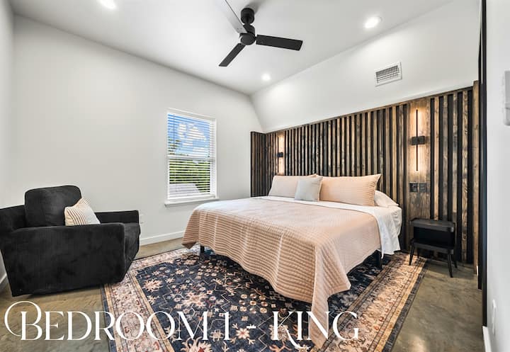 第一间加大双人床卧室是一个宁静的空间，配有柔软的床上用品、温暖的色调和真正放松的空间。