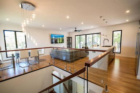 Modern Coastal Escape | Walk to Beach, Cafes & CBD