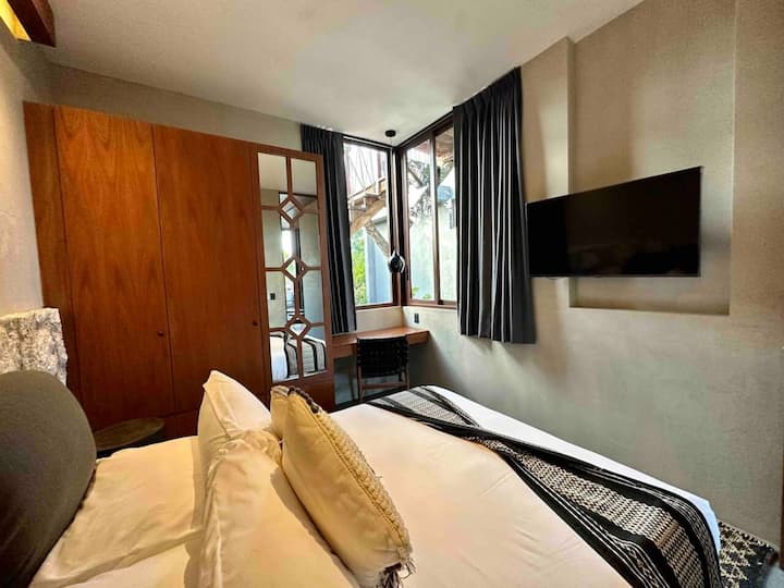 Брачен кревет (широк 150-179 см),  · Клима уред,  · Постелнина,  · Складирање на облека,  · Закачалки,  · Греење,  · Пегла,  · нијанси за затемнување,  · Сеф, · телевизор,  брз интернет.