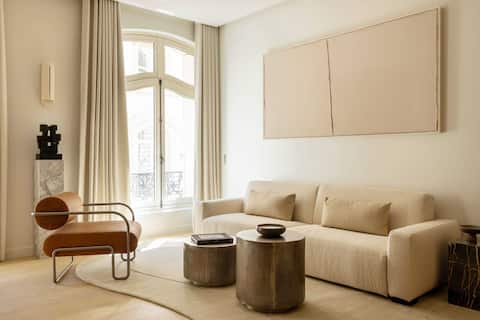 Popular Airbnb listing: Luxury flat -2BR/6P- Madeleine/Saint Honoré -12 in Paris 8e Arrondissement
