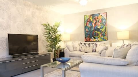 Cozy 4-BR Brick House with Garden in Bedford