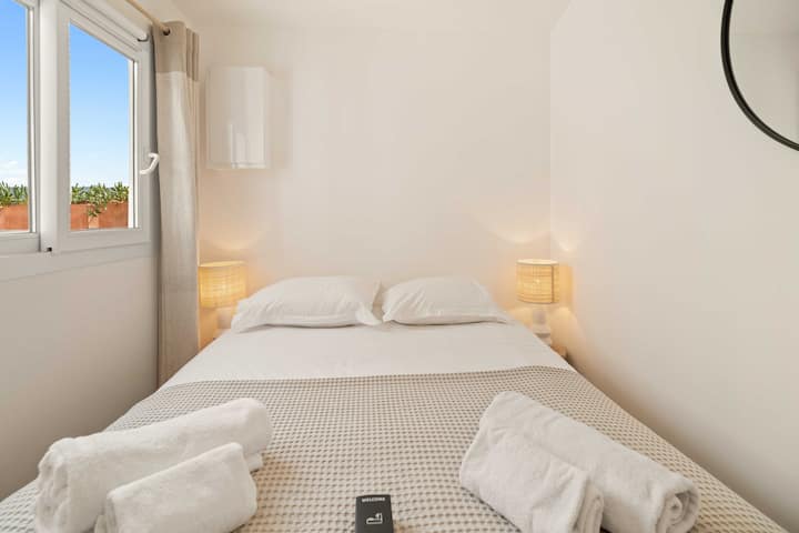 Spálňa s manželskou posteľou a úložným priestorom. 