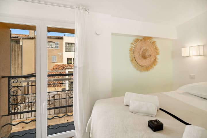 Spálňa s manželskou posteľou a úložným priestorom. 