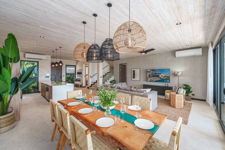 Luxury 4BR Villa, Incredible Rooftop Ocean Views