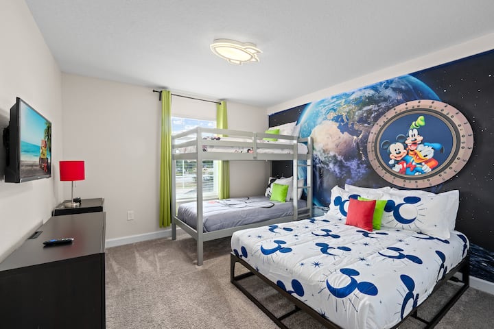 儿童房配有舒适的住宿设施，配有全套共用卫生间，更加方便。