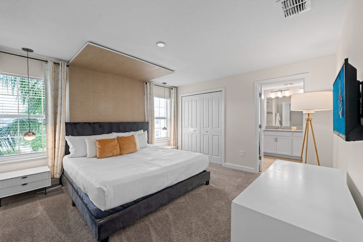 主卧配备独立套房卫生间、宽敞的衣柜和独立电视，带来更多舒适和便利。