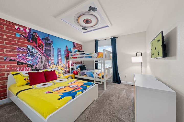 每间卧室均配有电视和充足的衣柜空间，方便您使用。