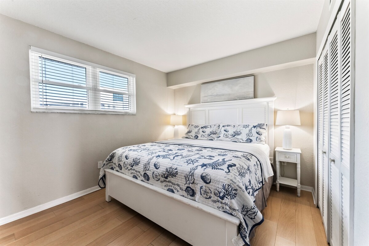 De tweede slaapkamer biedt een ruim kingsize bed met een smart-tv voor je entertainmentbehoeften.