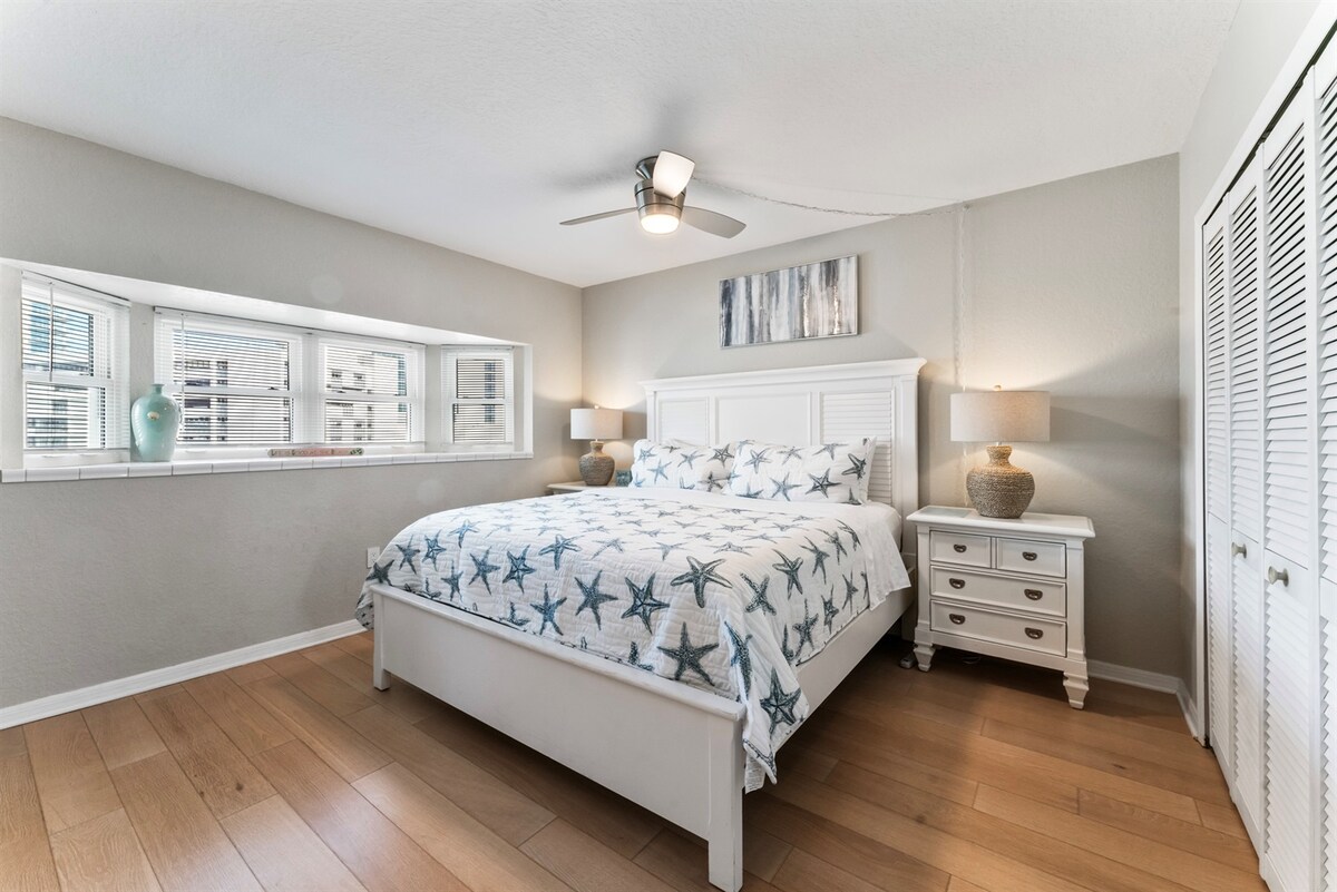 De eerste slaapkamer biedt een ruim kingsize bed met een smart-tv voor je entertainmentbehoeften.