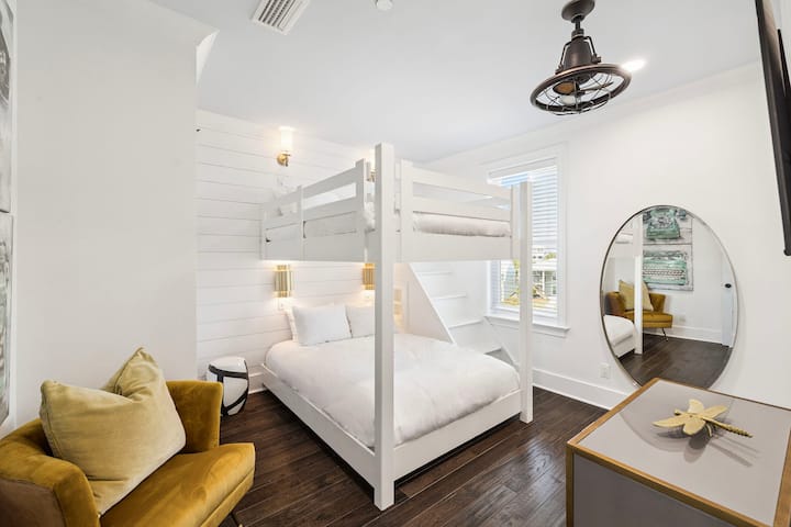 3rd Floor Bunk Room - Queen Bunk + Flat-Screen TV