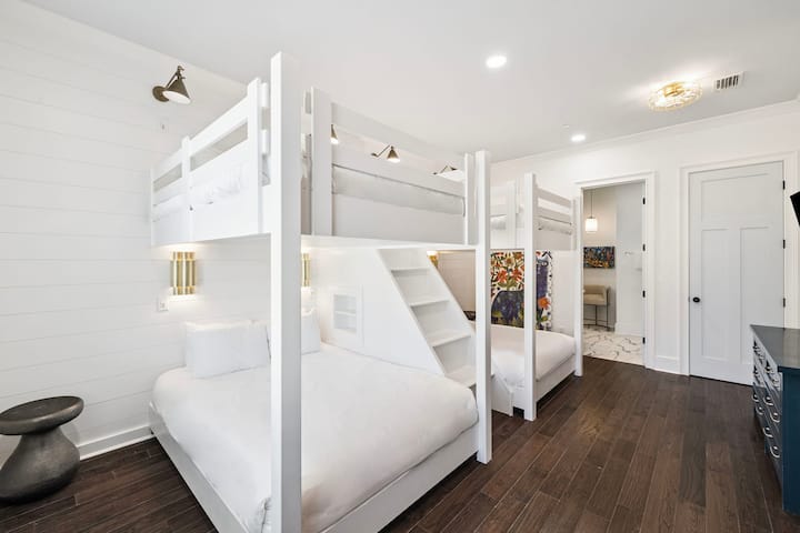 1st Floor Front Bunk Room - 2 Queen Bunks + Flat-Screen TV