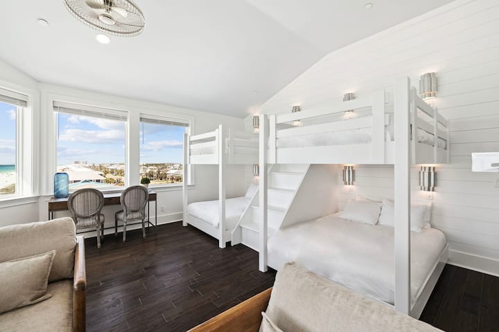 4th Floor Bunk Room - 3 Queen Over Queen Bunks