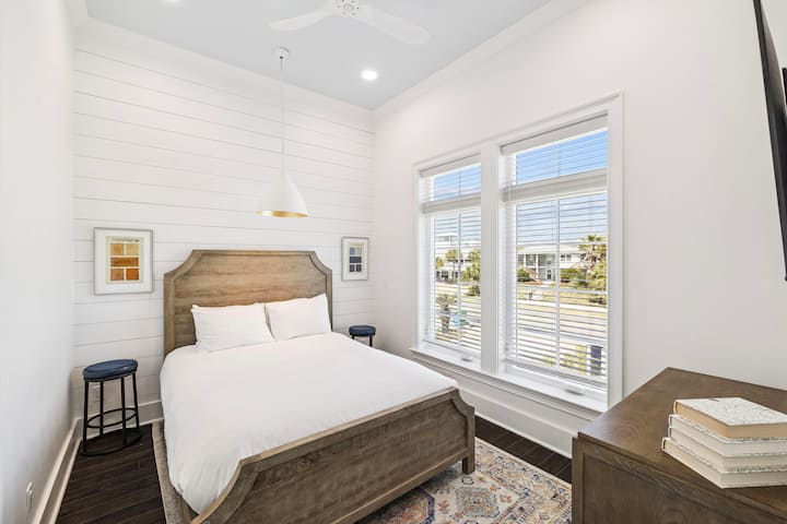 2nd Floor - Queen Guest Suite