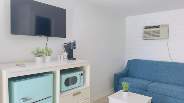 Boutique On The Beach, Studio #102 + Pool - Myrtle Beach, SC