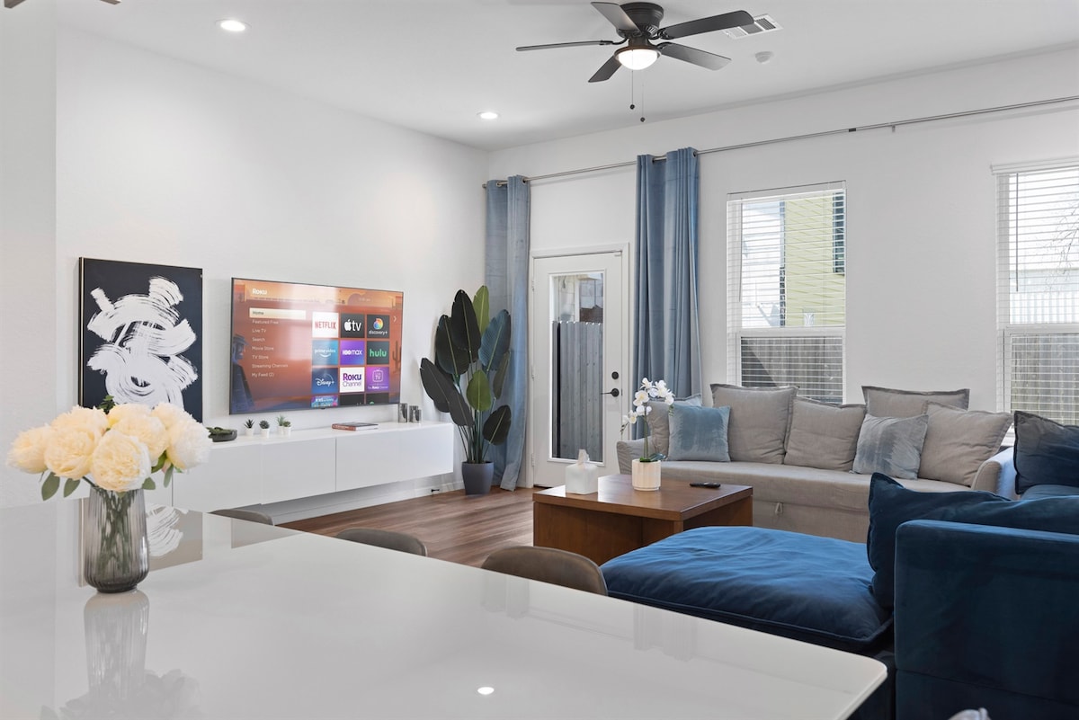 Top performing Airbnb: Summer Getaway | Sleeps 10 | Near NRG & Heights in Northside / Northline