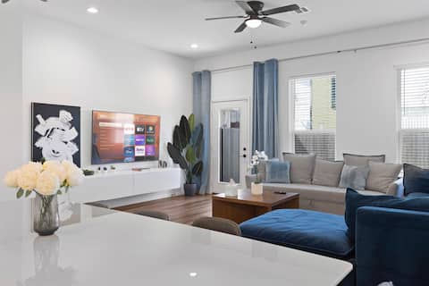 Top performing Airbnb: Summer Getaway | Sleeps 10 | Near NRG & Heights in Northside / Northline