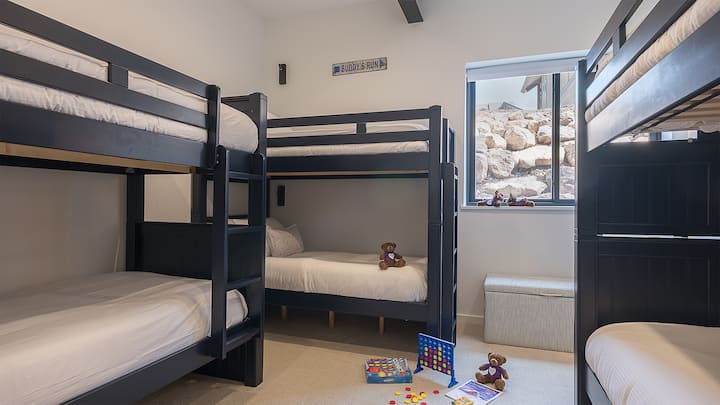 Chambre 5, niveau inférieur – Trois lits superposés avec deux lits simples superposés