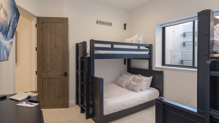 Chambre 4, niveau inférieur – Deux lits superposés avec un lit simple en bas et un lit double en haut