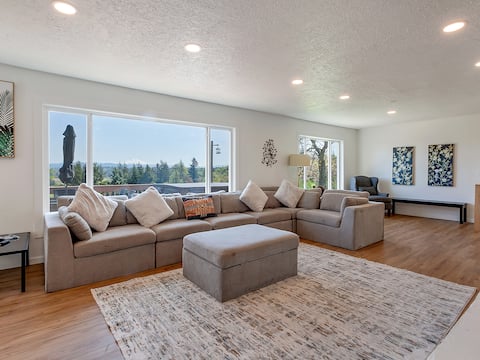 Family Estate w/ Views | Hot Tub + Guesthouse