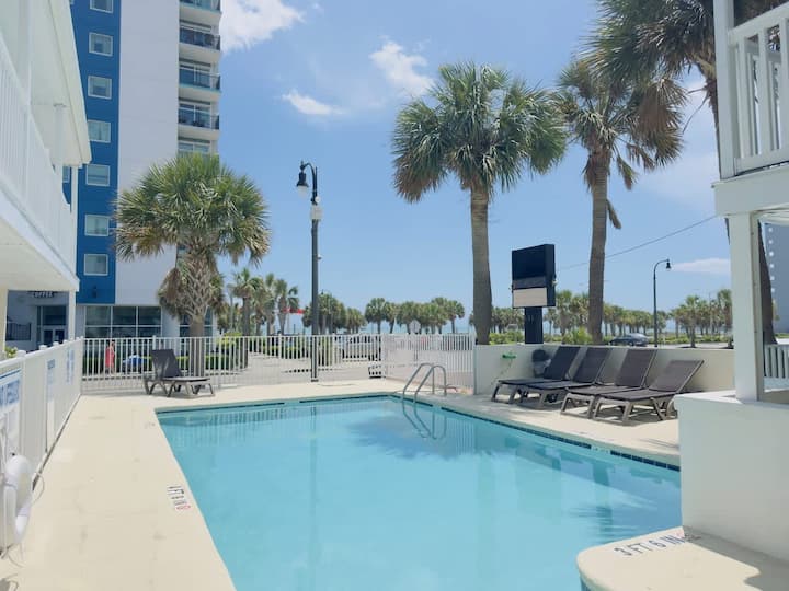 Boutique On The Beach, Studio #121 + Pool - Ripley's Aquarium of Myrtle Beach